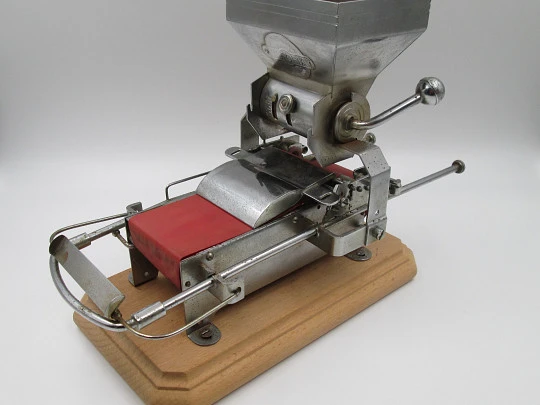 Victoria cigarette rolling machine. Nickel plated metal and wood. Agustín Victorero Victoria cigarette rolling machine. Nickel plated metal and wood. Agustín Victorero