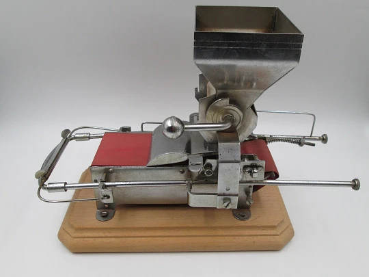 Victoria cigarette rolling machine. Nickel plated metal and wood. Agustín Victorero Victoria cigarette rolling machine. Nickel plated metal and wood. Agustín Victorero