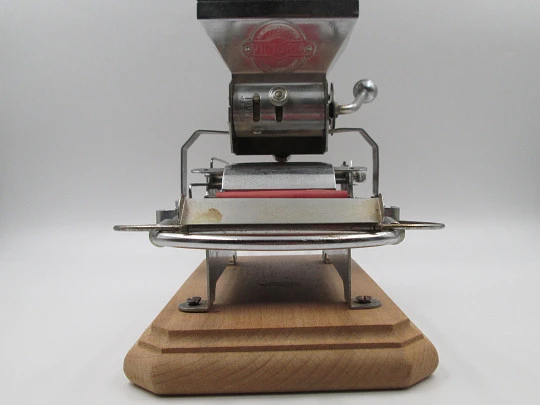 Victoria cigarette rolling machine. Nickel plated metal and wood. Agustín Victorero Victoria cigarette rolling machine. Nickel plated metal and wood. Agustín Victorero