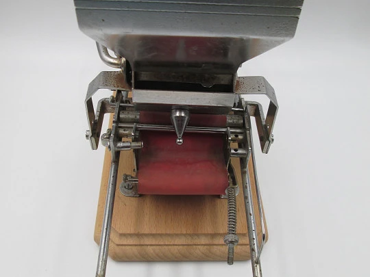 Victoria cigarette rolling machine. Nickel plated metal and wood. Agustín Victorero Victoria cigarette rolling machine. Nickel plated metal and wood. Agustín Victorero