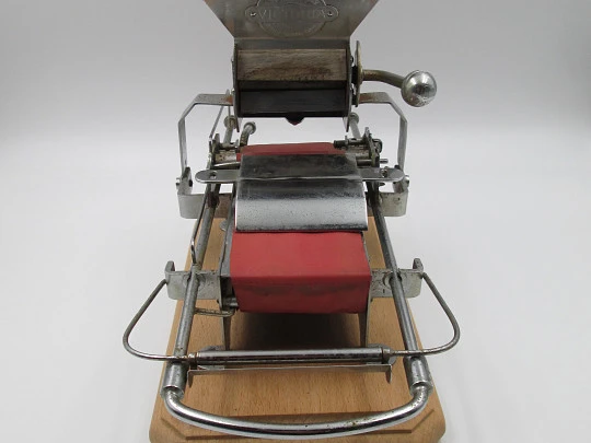 Victoria cigarette rolling machine. Nickel plated metal and wood. Agustín Victorero Victoria cigarette rolling machine. Nickel plated metal and wood. Agustín Victorero