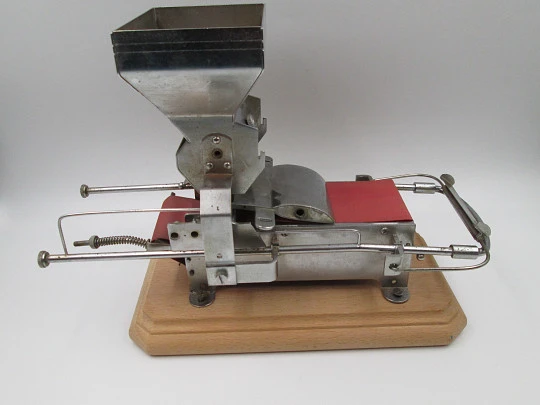 Victoria cigarette rolling machine. Nickel plated metal and wood. Agustín Victorero Victoria cigarette rolling machine. Nickel plated metal and wood. Agustín Victorero