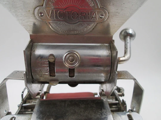 Victoria cigarette rolling machine. Nickel plated metal and wood. Agustín Victorero Victoria cigarette rolling machine. Nickel plated metal and wood. Agustín Victorero