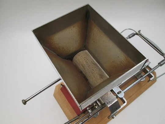 Victoria cigarette rolling machine. Nickel plated metal and wood. Agustín Victorero Victoria cigarette rolling machine. Nickel plated metal and wood. Agustín Victorero