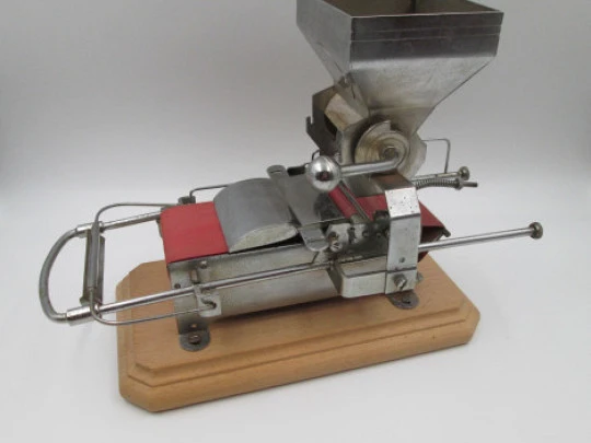 Victoria cigarette rolling machine. Nickel plated metal and wood. Agustín Victorero