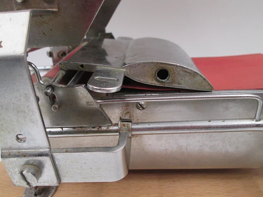 Victoria cigarette rolling machine. Nickel plated metal and wood. Agustín Victorero Victoria cigarette rolling machine. Nickel plated metal and wood. Agustín Victorero