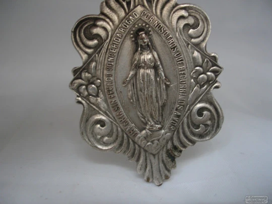 Virgen María. 1º siglo XX. Metal plateado. España. Relieve