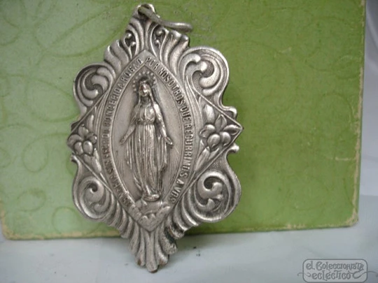 Virgen María. 1º siglo XX. Metal plateado. España. Relieve