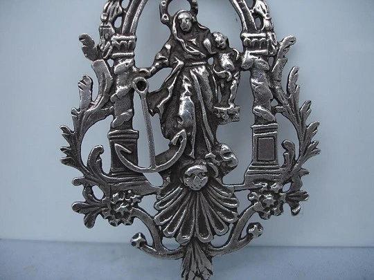 Virgen marinera. Plata. Siglos XVIII-XIX. España. Calada. Argolla