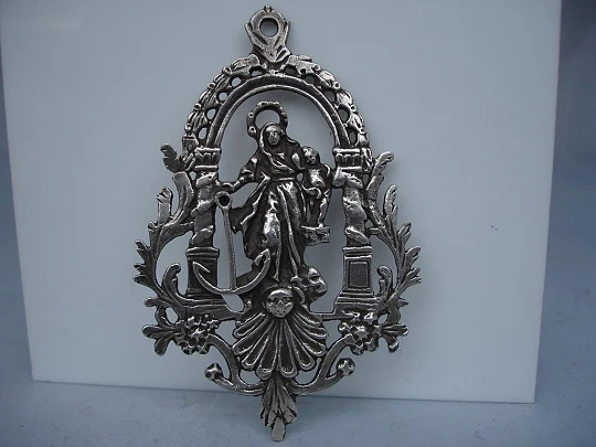 Virgen marinera. Plata. Siglos XVIII-XIX. España. Calada. Argolla