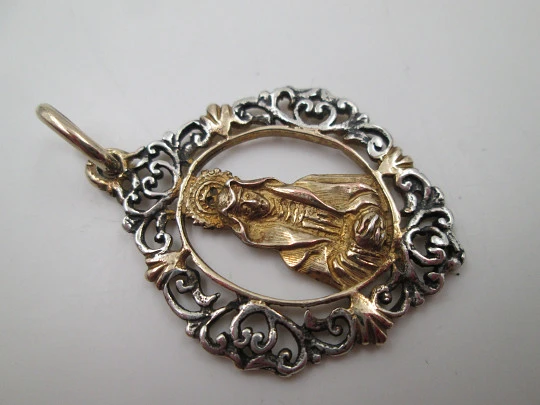 Virgin praying openwork medal. Sterling silver & vermeil. Vegetable edge. Ring. 1970's