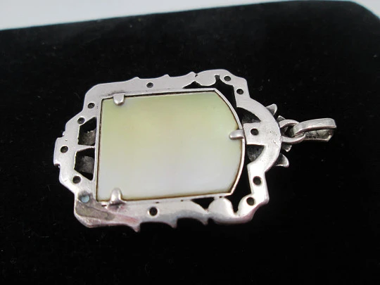 Virgin with Child pendant medal. Sterling silver, 18k gold and nacre. Spain. 1950's