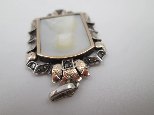 Virgin with Child pendant medal. Sterling silver, 18k gold and nacre. Spain. 1950's