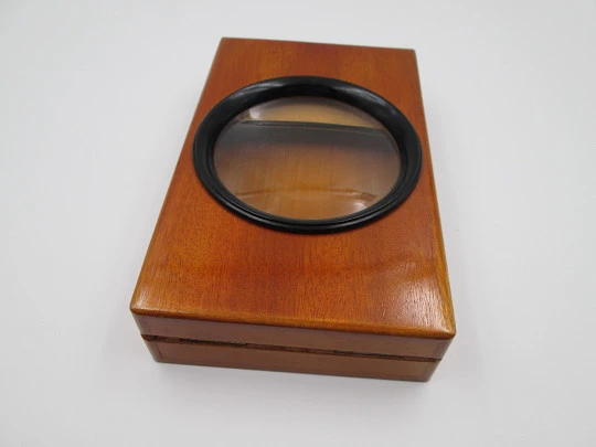 Visor lupa de sobremesa para postales y fotos. Madera de caoba y metal dorado. Caja. 1940