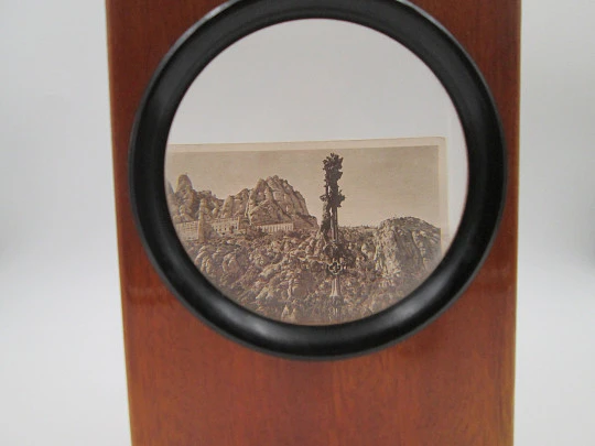 Visor lupa de sobremesa para postales y fotos. Madera de caoba y metal dorado. Caja. 1940