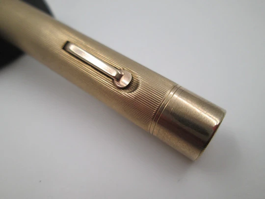 Wahl Eversharp Art Deco. Laminada en oro 12k. Palanca lateral. Patrón lineal. EEUU