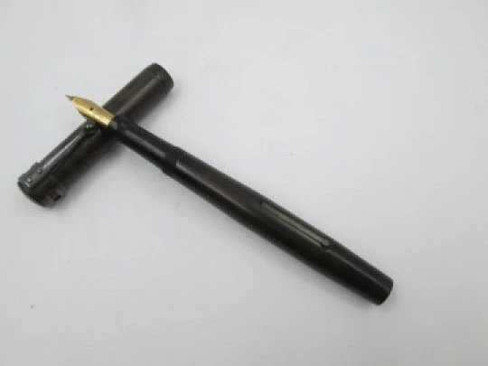 Wahl. Ebonita negra. Carga palanca. Clip metal. Plumín oro 14K. 1910. EEUU