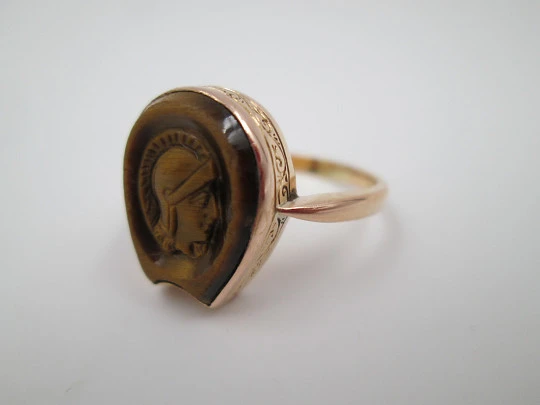 Warrior cameo ring. 18 karat yellow gold and tiger's eye. 1950. Europe