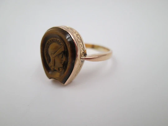 Warrior cameo ring. 18 karat yellow gold and tiger's eye. 1950. Europe