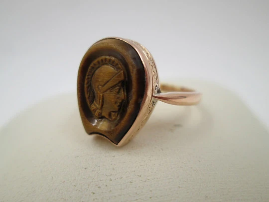 Warrior cameo ring. 18 karat yellow gold and tiger's eye. 1950. Europe