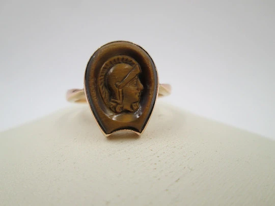 Warrior cameo ring. 18 karat yellow gold and tiger's eye. 1950. Europe