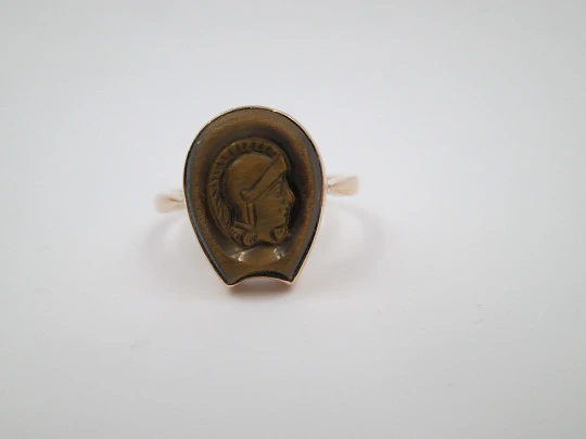 Warrior cameo ring. 18 karat yellow gold and tiger's eye. 1950. Europe