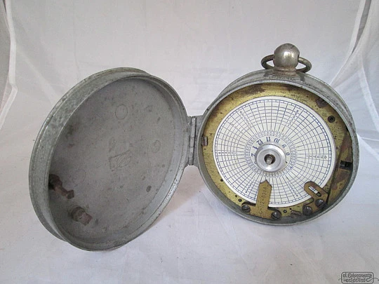 Watchman clock. Manual winding. Grey lacquer metal. Discs. 1920