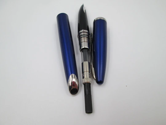 Waterman Carène. Laca azul y detalles plateados. Plumín 18k. Estuche. 2015