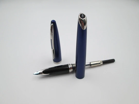 Waterman Carène. Laca azul y detalles plateados. Plumín 18k. Estuche. 2015