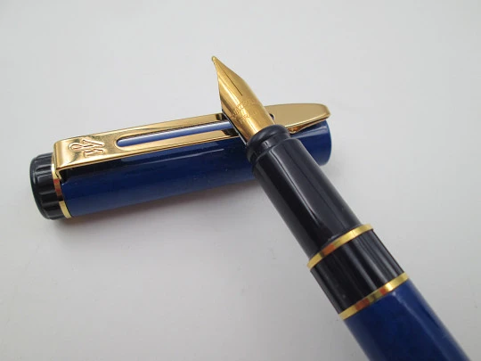 Waterman Centurion. Laca azul y morada. Detalles chapados oro. Estuche. 1990