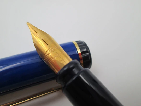 Waterman Centurion. Laca azul y morada. Detalles chapados oro. Estuche. 1990