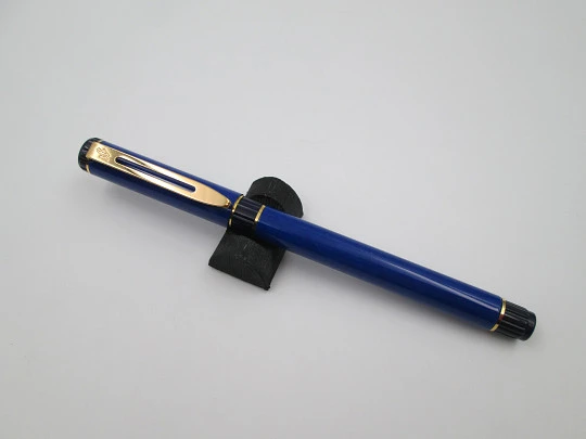 Waterman Centurion. Laca azul y morada. Detalles chapados oro. Estuche. 1990