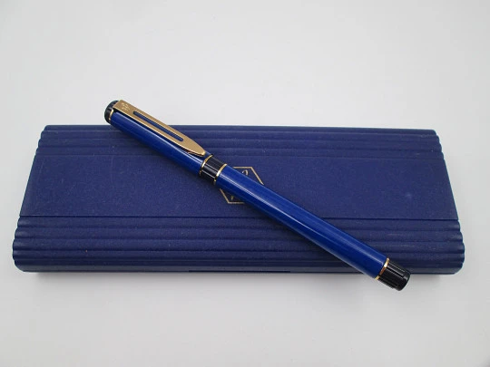 Waterman Centurion. Laca azul y morada. Detalles chapados oro. Estuche. 1990