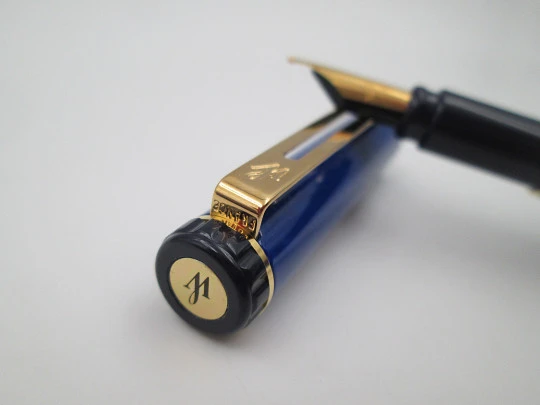 Waterman Centurion. Laca azul y morada. Detalles chapados oro. Estuche. 1990