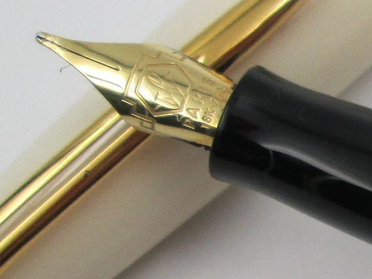 Waterman Charleston. Ivory resin & gold plated details. Art Deco style. 18k nib