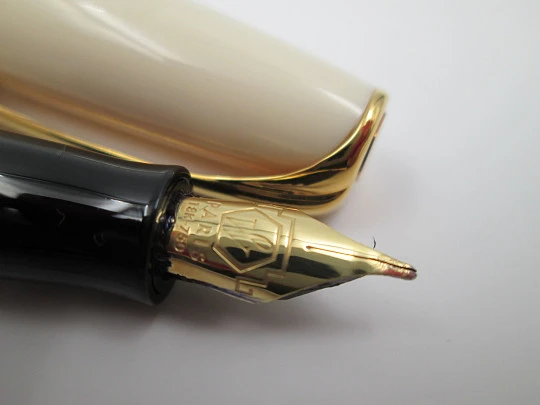 Waterman Charleston. Ivory resin & gold plated details. Art Deco style. 18k nib