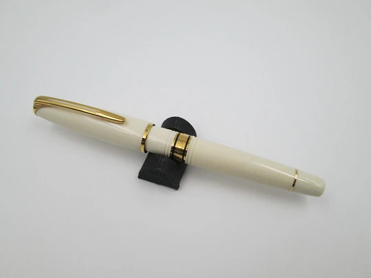 Waterman Charleston. Ivory resin & gold plated details. Art Deco style. 18k nib