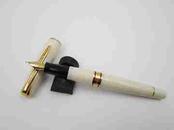 Waterman Charleston. Ivory resin & gold plated details. Art Deco style. 18k nib