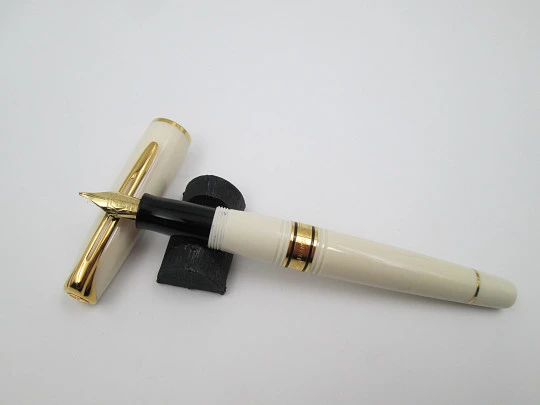 Waterman Charleston. Ivory resin & gold plated details. Art Deco style. 18k nib