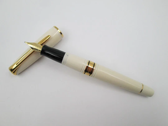 Waterman Charleston. Ivory resin & gold plated details. Art Deco style. 18k nib