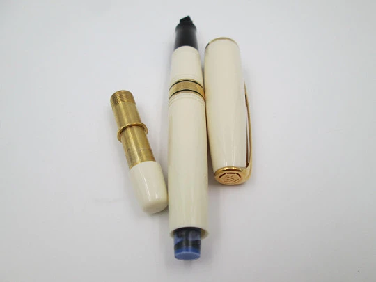 Waterman Charleston. Ivory resin & gold plated details. Art Deco style. 18k nib