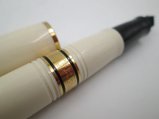 Waterman Charleston. Ivory resin & gold plated details. Art Deco style. 18k nib