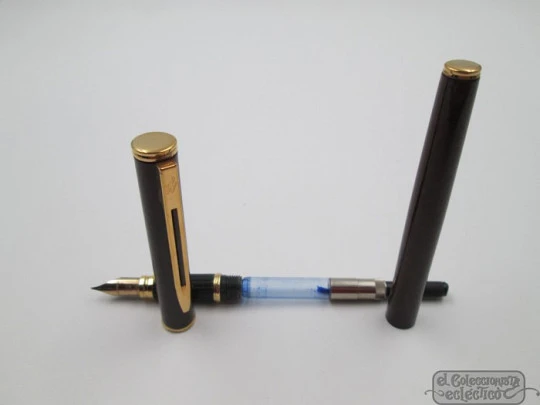 Waterman Executive. Laca marrón mármol y metal dorado. Plumín fino