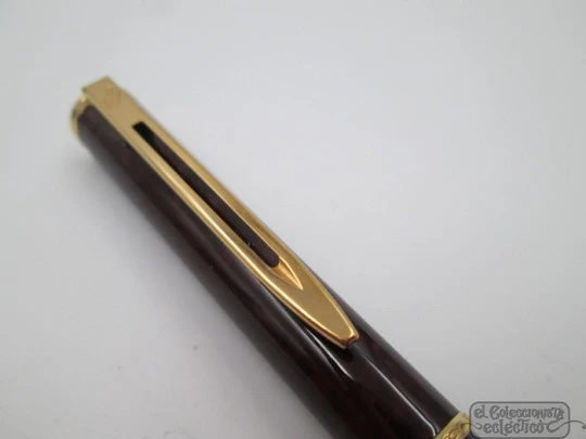 Waterman Executive. Laca marrón mármol y metal dorado. Plumín fino