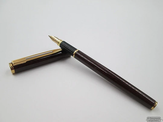 Waterman Executive. Tobacco brown marble lacquer & gold plated. Fine nib