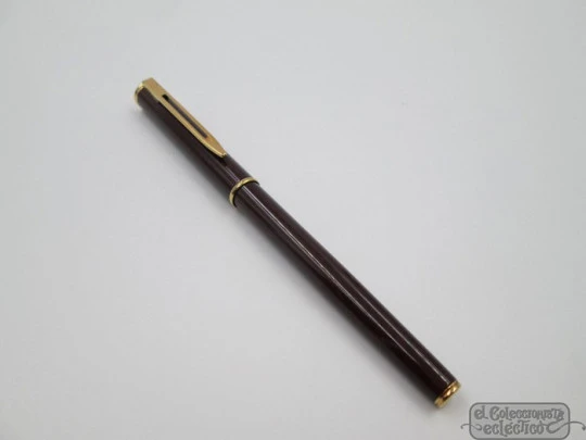 Waterman Executive. Tobacco brown marble lacquer & gold plated. Fine nib