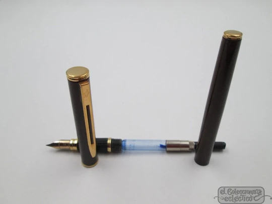 Waterman Executive. Tobacco brown marble lacquer & gold plated. Fine nib