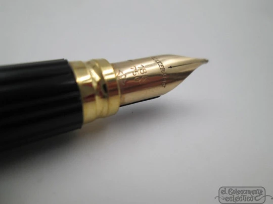 Waterman Executive. Tobacco brown marble lacquer & gold plated. Fine nib