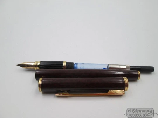 Waterman Executive. Tobacco brown marble lacquer & gold plated. Fine nib