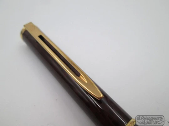 Waterman Executive. Tobacco brown marble lacquer & gold plated. Fine nib